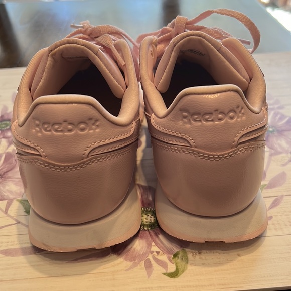 Reebok tennis shoes classic. - Picture 3 of 8